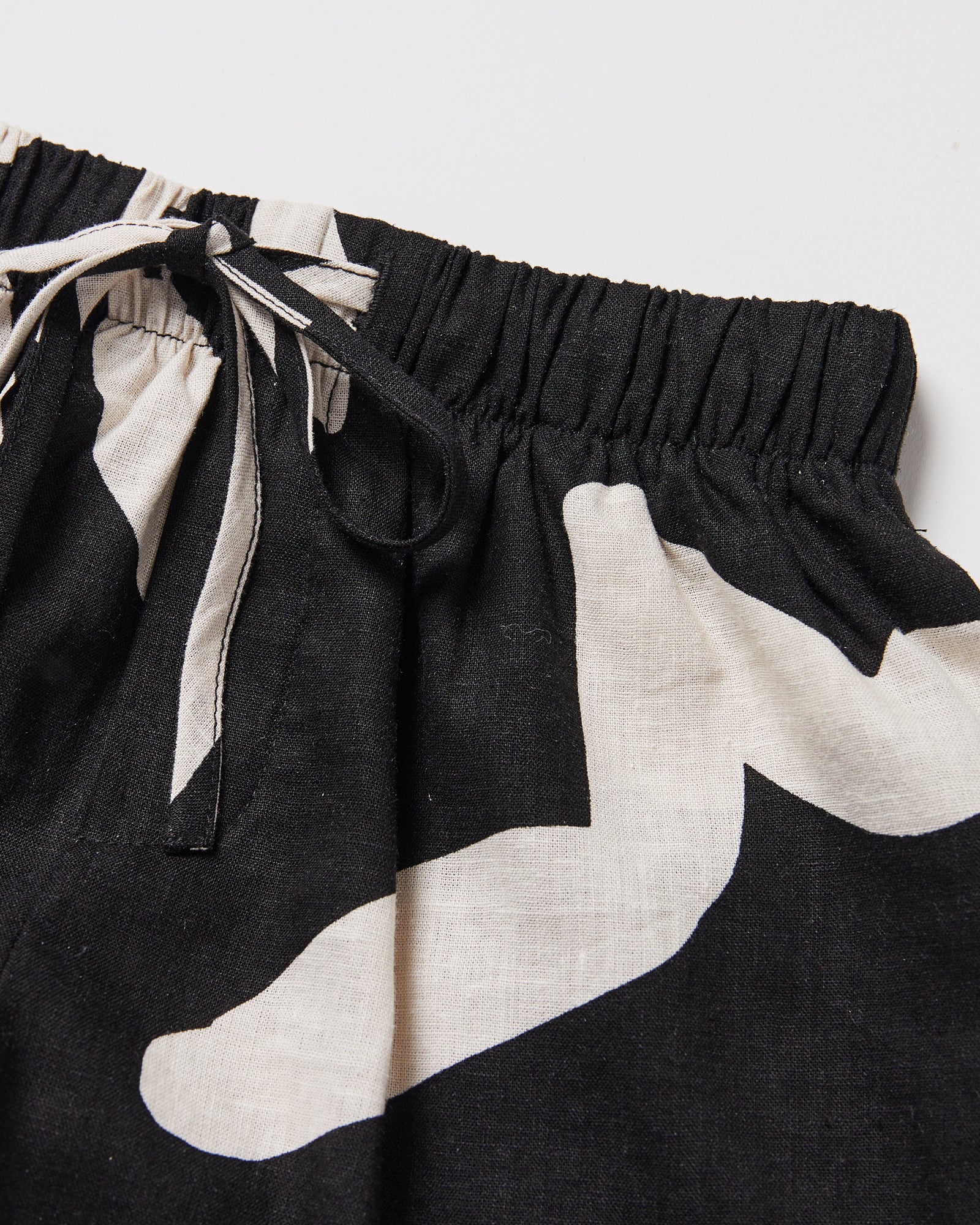 T-Shirtn Girls Charlie Swirl Shorts in Black - Image 3